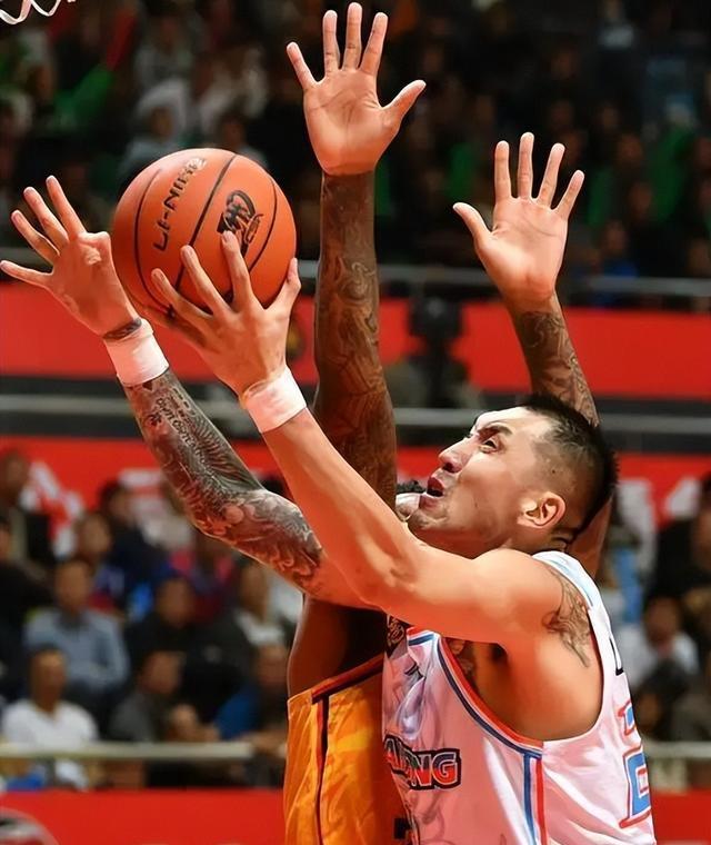 莱万多夫斯基与90激战独行侠分钟，爆冷胜负难料！，哈兰德焦点对战引发球迷热议的简单介绍