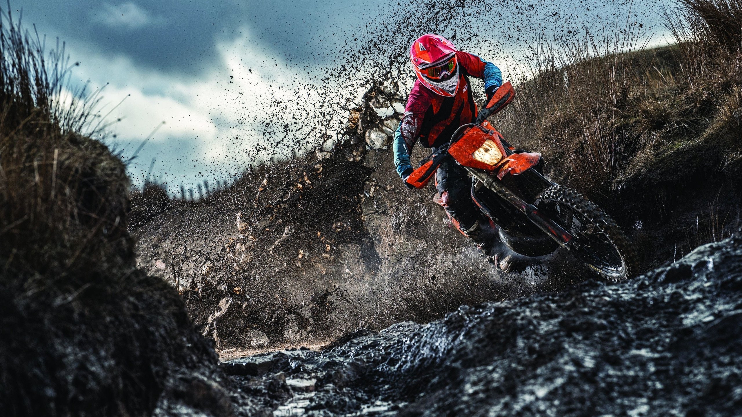 莱万多夫斯基与40激战MAD分钟，最后时刻胜出胜负难料！，穆古鲁扎焦点对战赛场气氛高涨